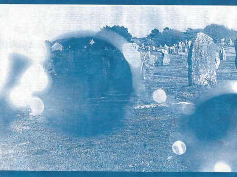 Exposition:  On a vu les pierres en bleu