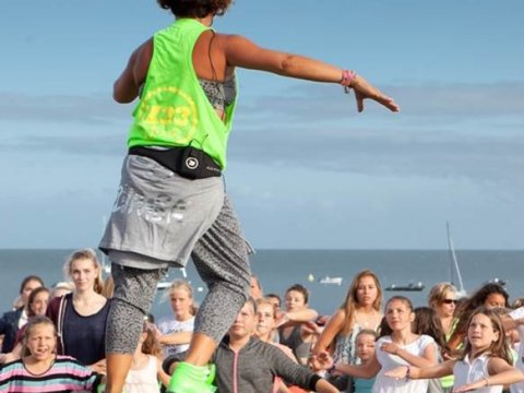 Cours de zumba à la plage